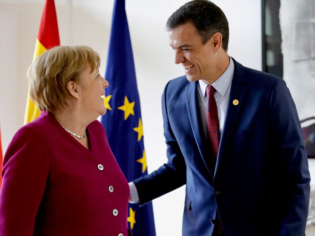 Foto: El presidente de España, Pedro Sánchez, conversa con la canciller de Alemania, Angela Merkel. (EFE)