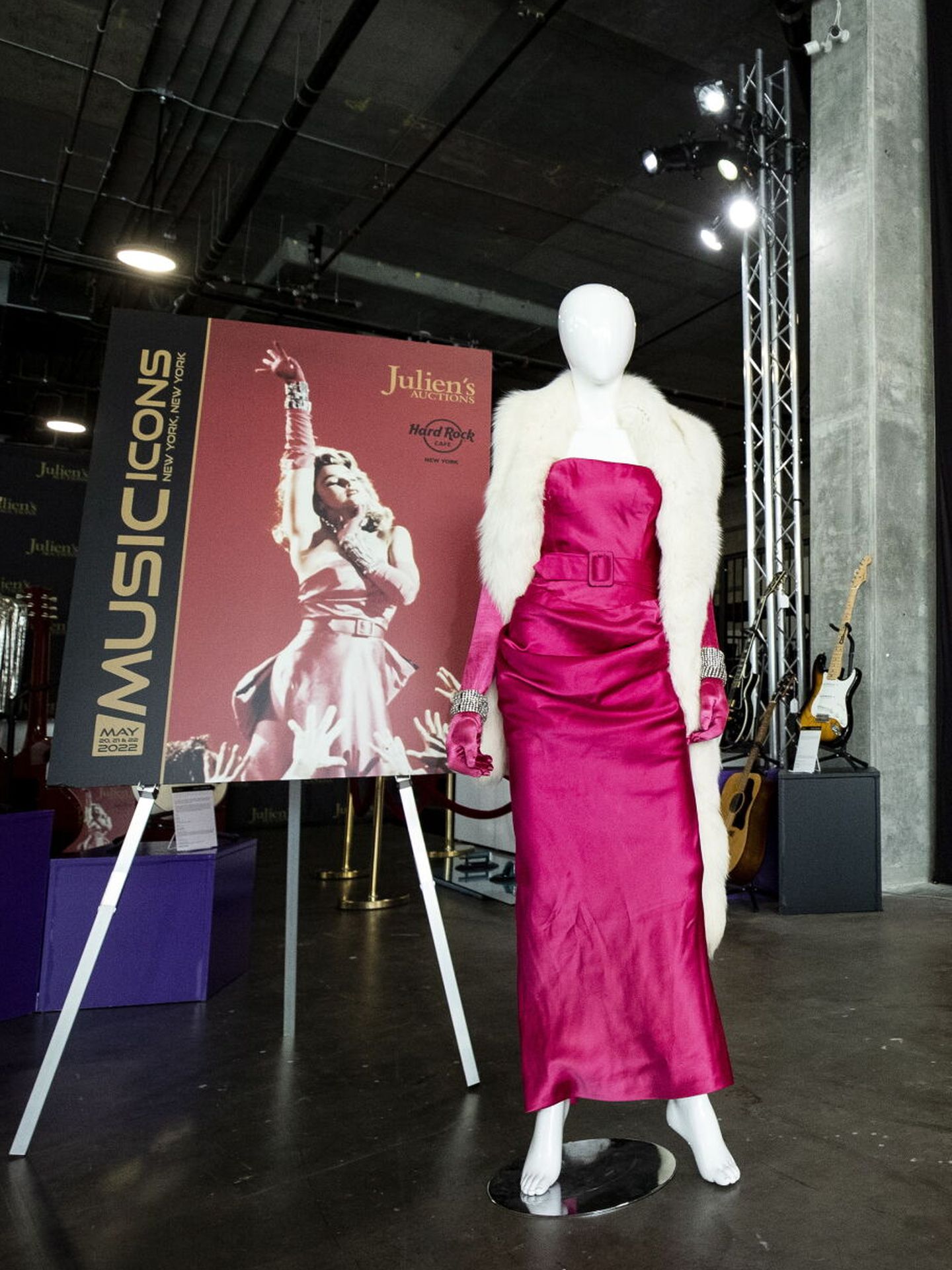 Vestido fucsia de 'Las caballeros las prefieren rubias', en una exposición en LA. (EFE)