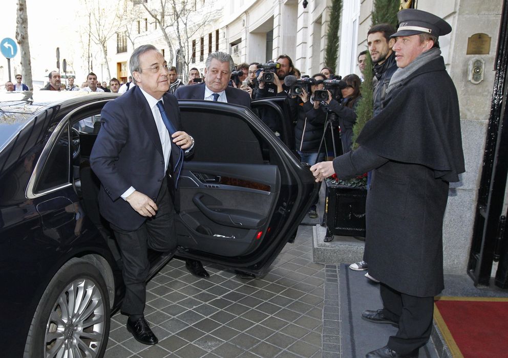Foto: Florentino Pérez a su llegada a la comida de directivas (Efe).