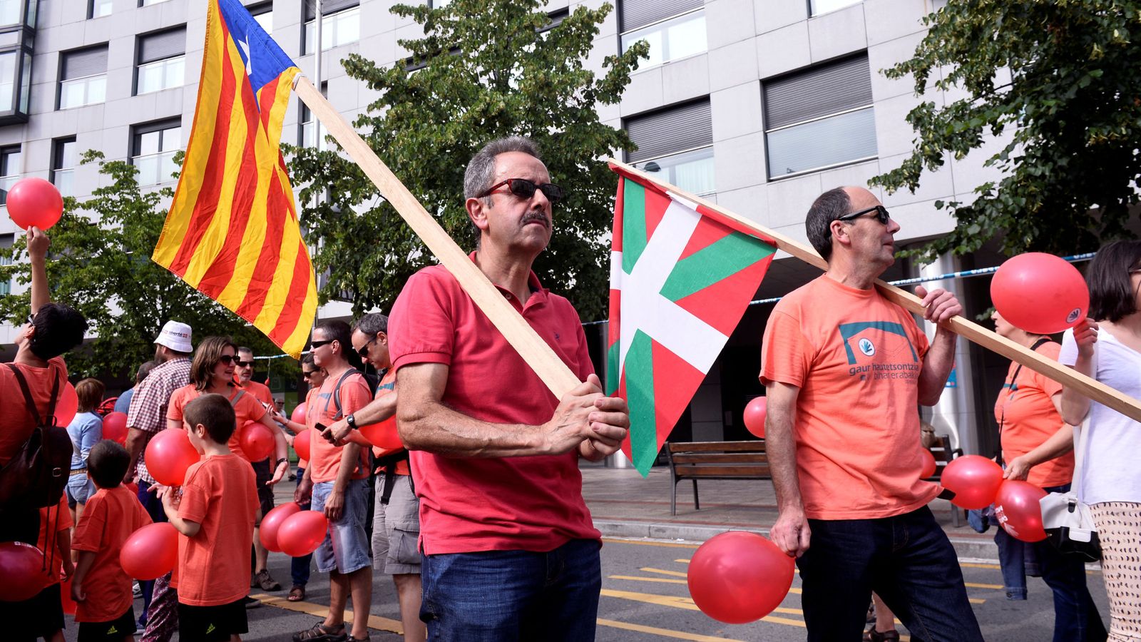 Foto: Participantes, en una movilización convocada por Gure Esku Dago en Bilbao en junio en defensa del referéndum de Cataluña. (Reuters)