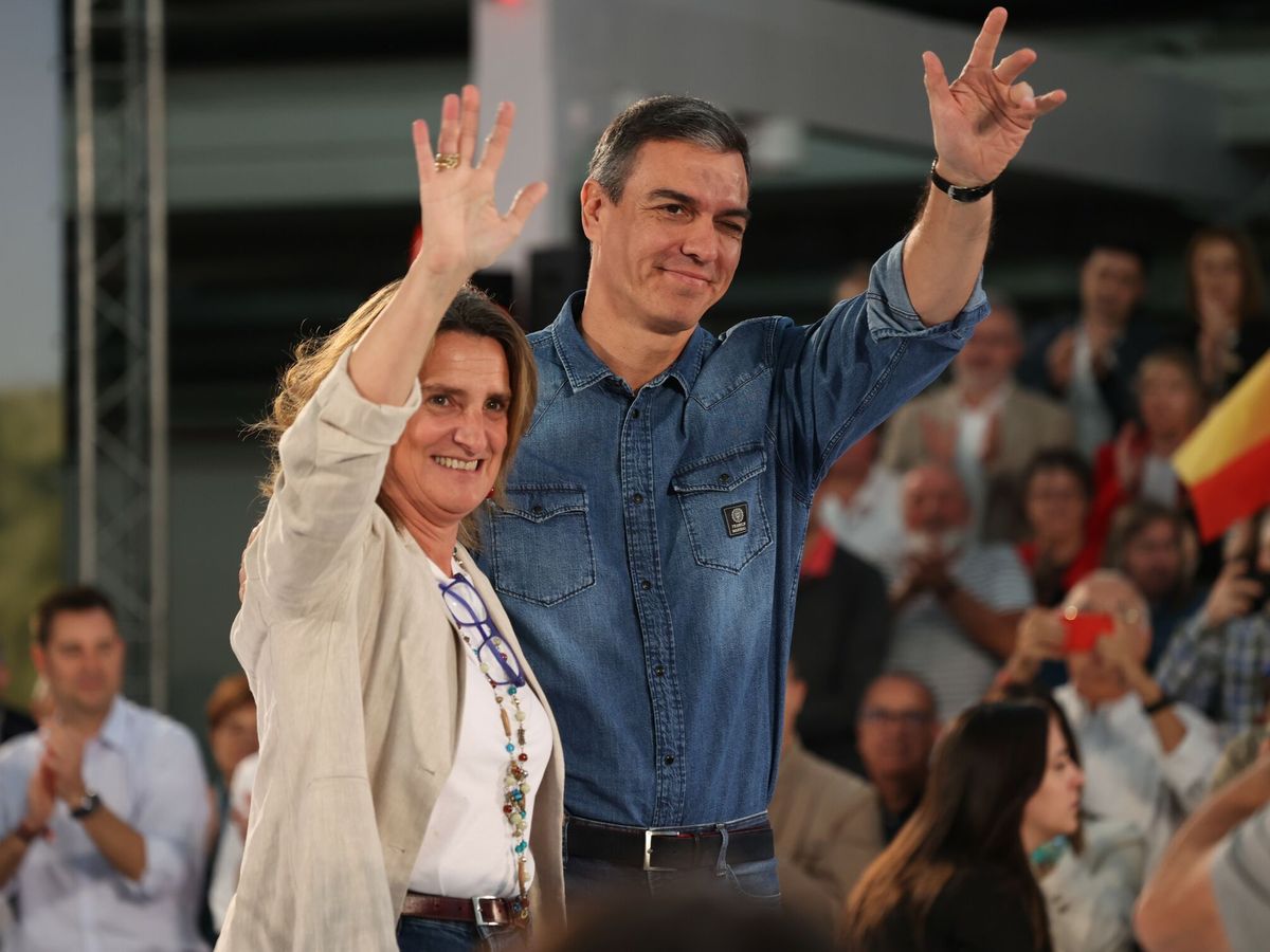 Foto: El presidente del Gobierno, Pedro Sánchez, y la candidata del PSOE para las elecciones europeas, Teresa Ribera. (Europa Press/Claudia Alba)