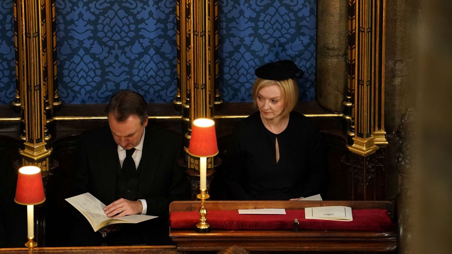 Liz Truss en la Abadía de Westminster previa a la lectura en la misa del funeral de la reina Isabel II. (Reuters)