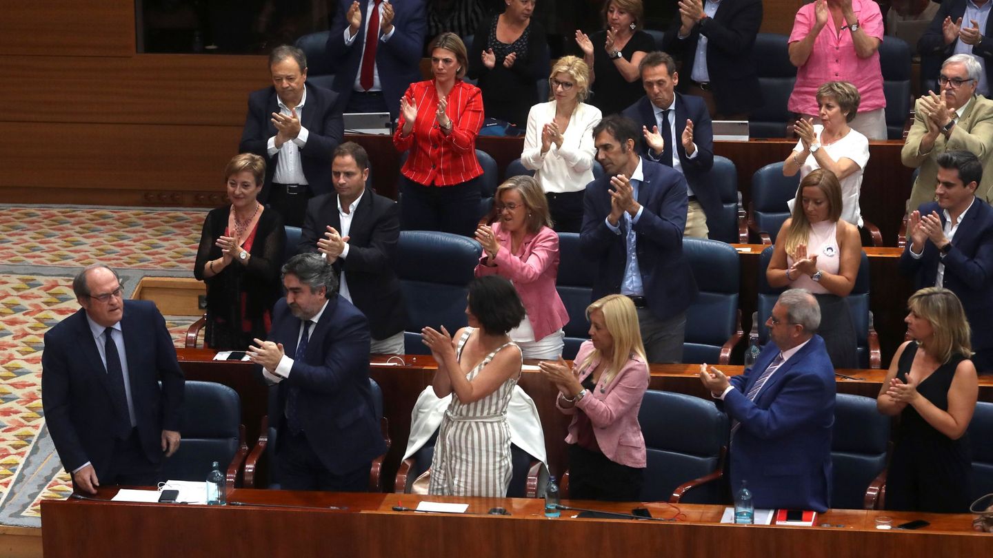 Los parlamentarios del PSOE aplauden a Ángel Gabilondo. (EFE)