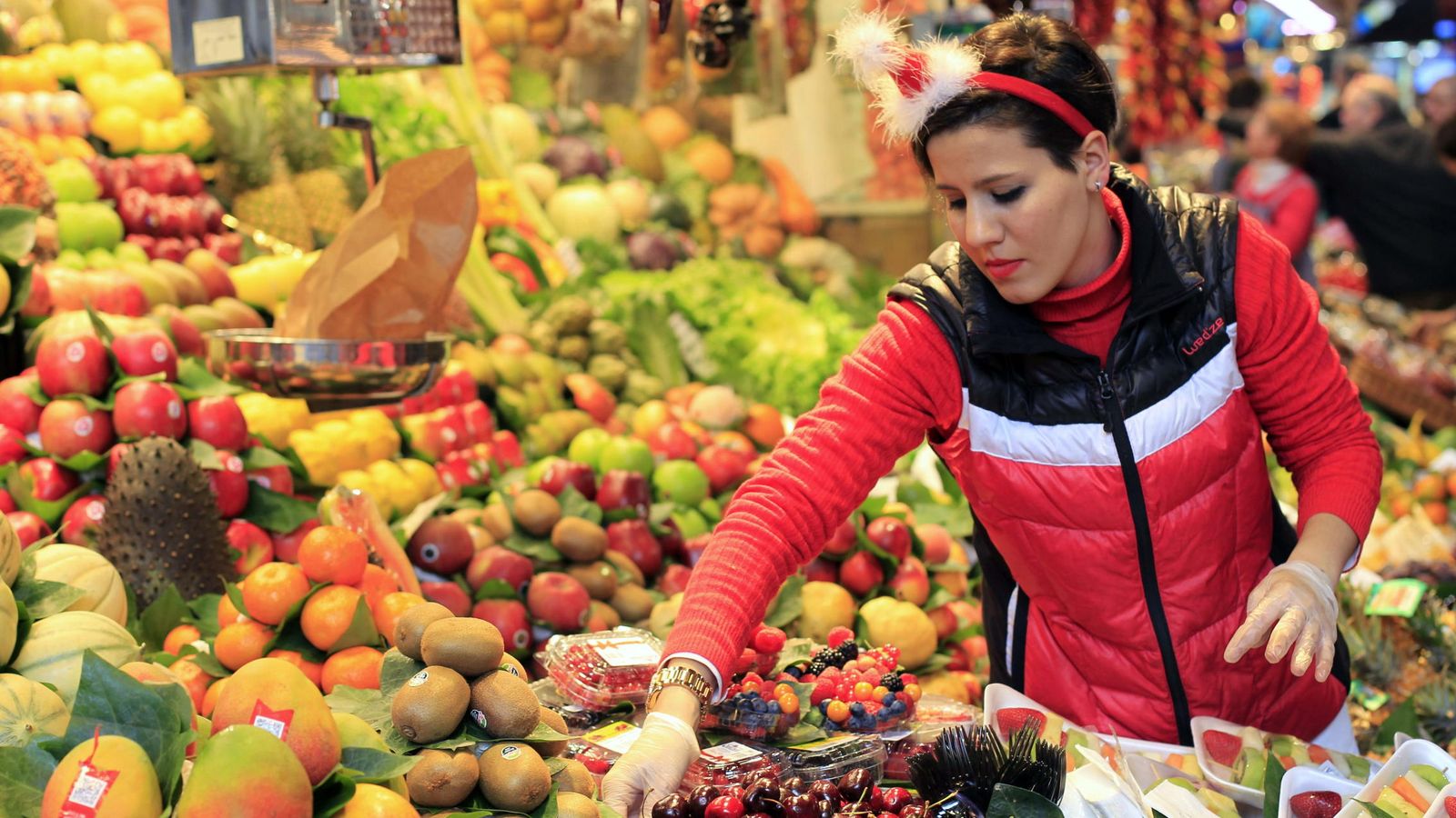 Foto: Una mujer compra en un supermercado en Barcelona. (EFE)