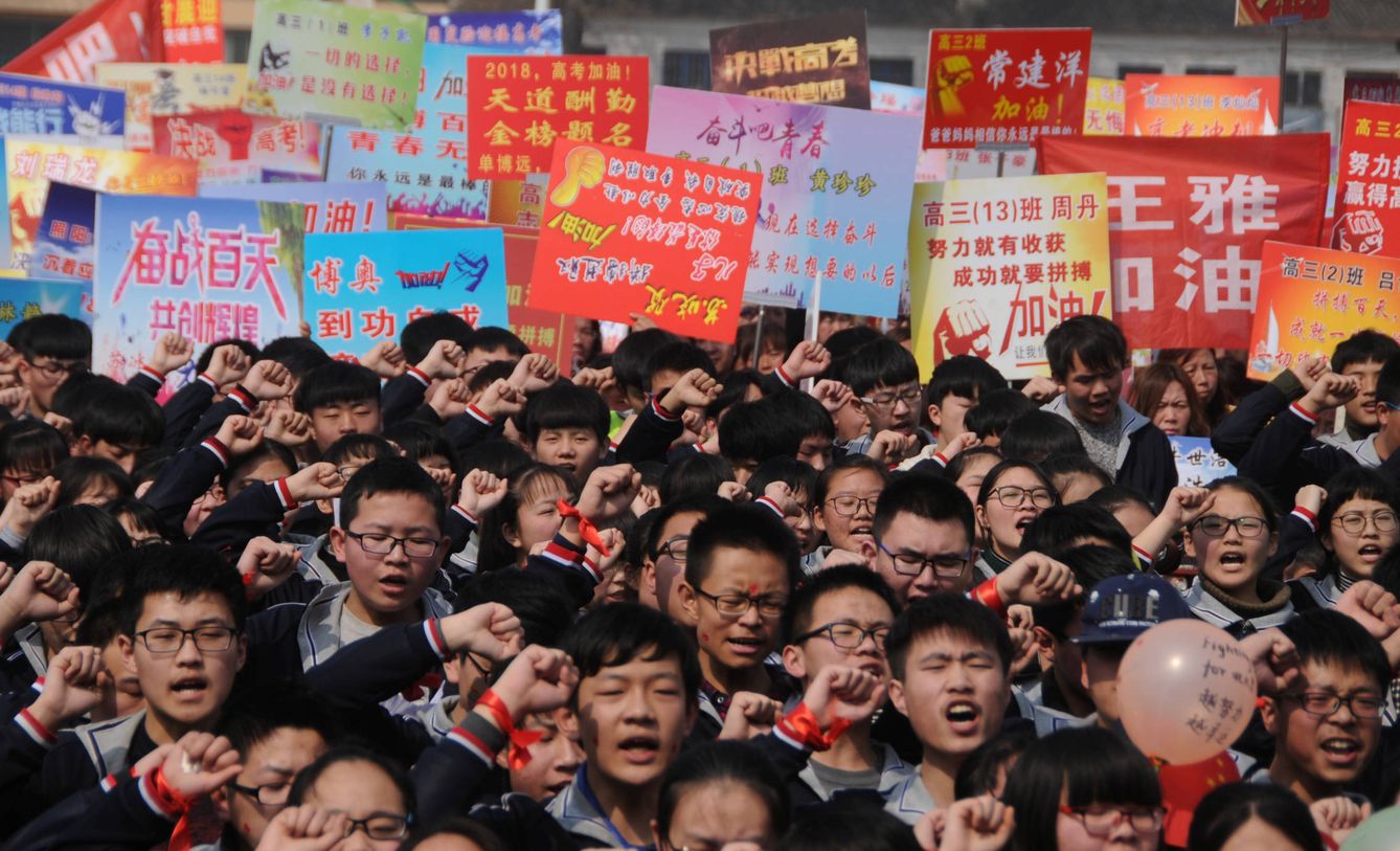 Estudiantes gritan durante una convocatoria antes del gaokao, en un instituto de Anyang, en la provincia china de Henan. (Reuters)
