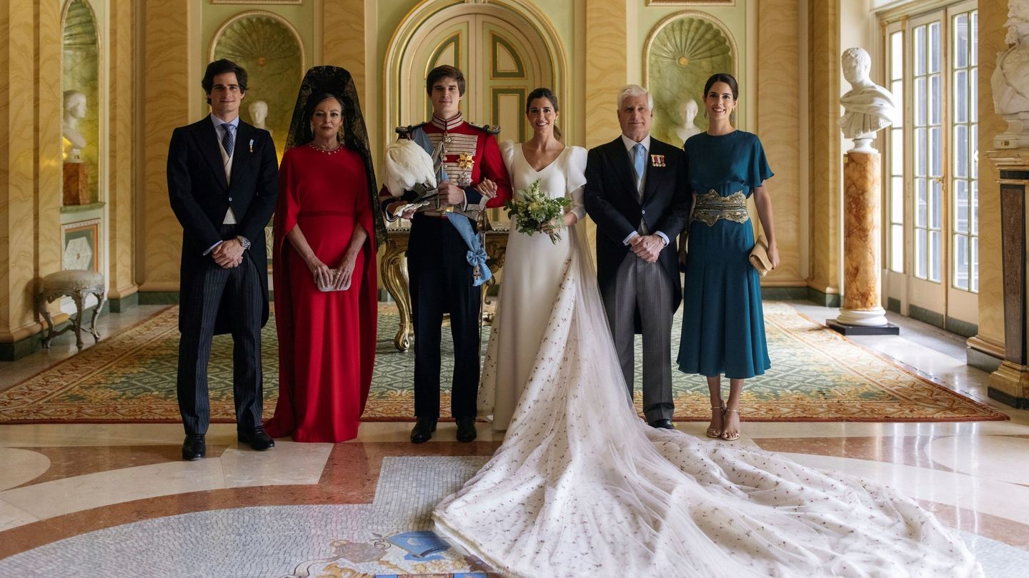 El conde de Osorno, el día de su boda con Belén Corsini junto a sus padres y hermano. (EFE)