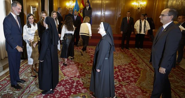 El saludo a las representantes de la comunidad de monjas benedictinas del monasterio de San Pelayo, distinguidas con las medallas de Asturias de este año. (EFE/Ballesteros)