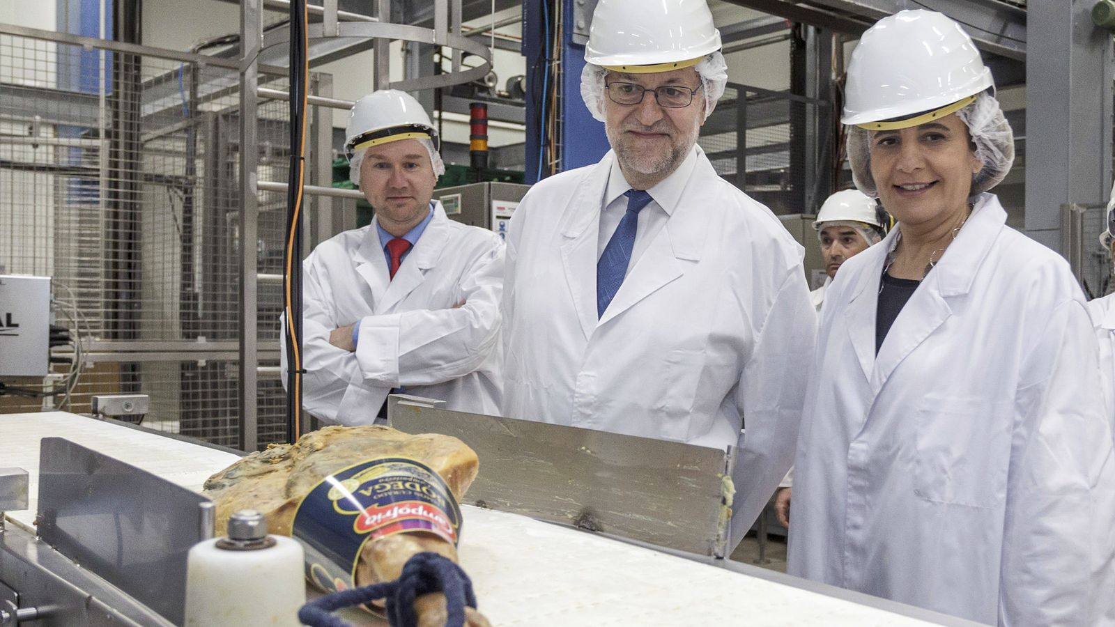 Foto:  El presidente del Gobierno en funciones, Mariano Rajoy (c), mira un jamón en una fábrica de Burgos. (EFE)