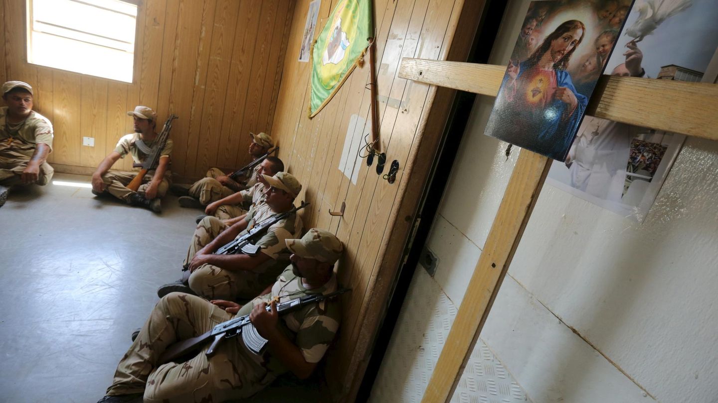 Voluntarios cristianos de la milicia Hashid Shaabi descansan durante un entrenamiento en Bagdad (Reuters).