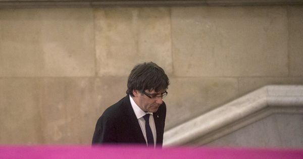 Foto: - El presidente de la Generalitat, Carles Puigdemont, a su llegada al Parlamento. (EFE)