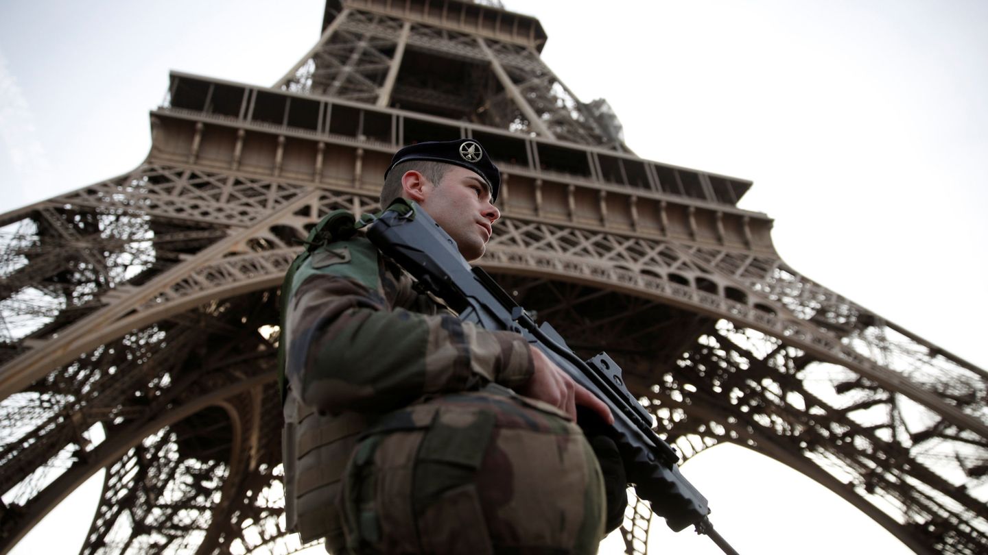 Soldados franceses rodean el monumento de París para garantizar la seguridad en la zona. (Reuters)