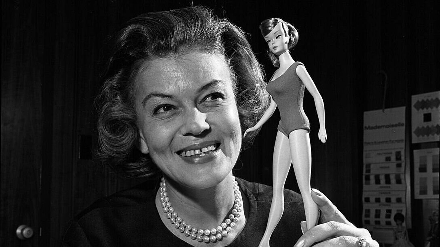 La diseñadora Charlotte Johnson con una Barbie de 1965. (Wikimedia)