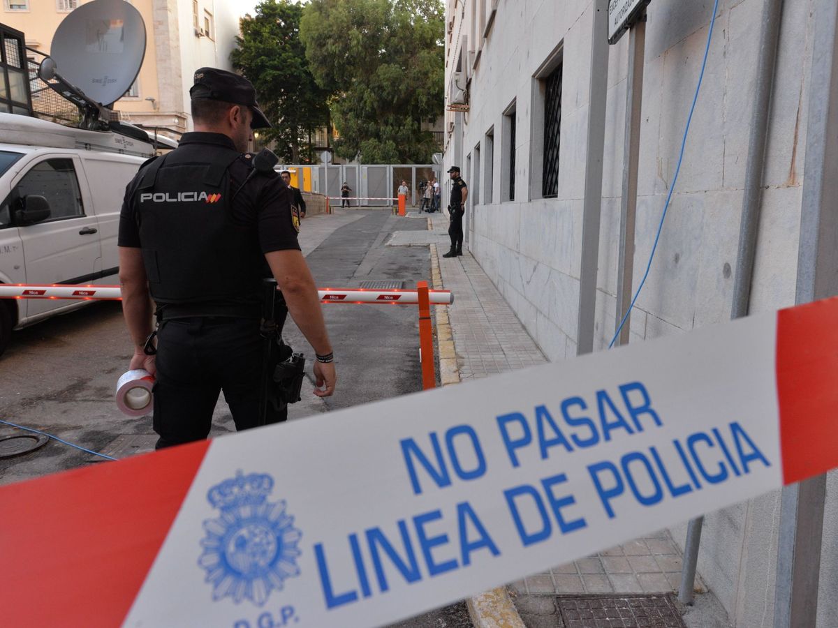 Foto: Agentes del Cuerpo Nacional de Policía vigilan la zona acotada en la Audiencia Provincial de Almería. (EFE)
