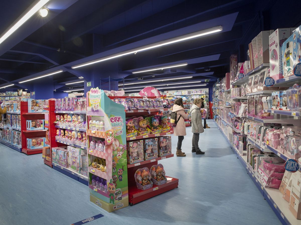 Foto: Imagen de archivo de clientes en una juguetería. (EFE/Villar López)