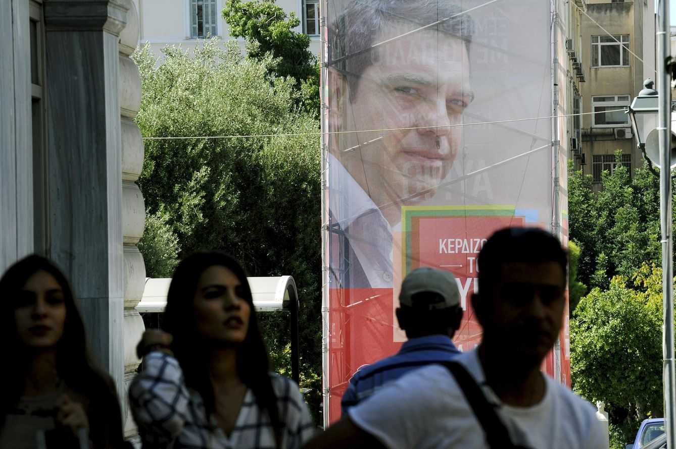Un cartel con la imagen del ex primer ministro en el centro de Atenas (Reuters).