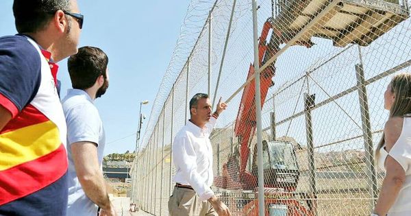 Foto: Javier Ortega Smith, secretario general de Vox, visita la frontera de Ceuta. (Vox)