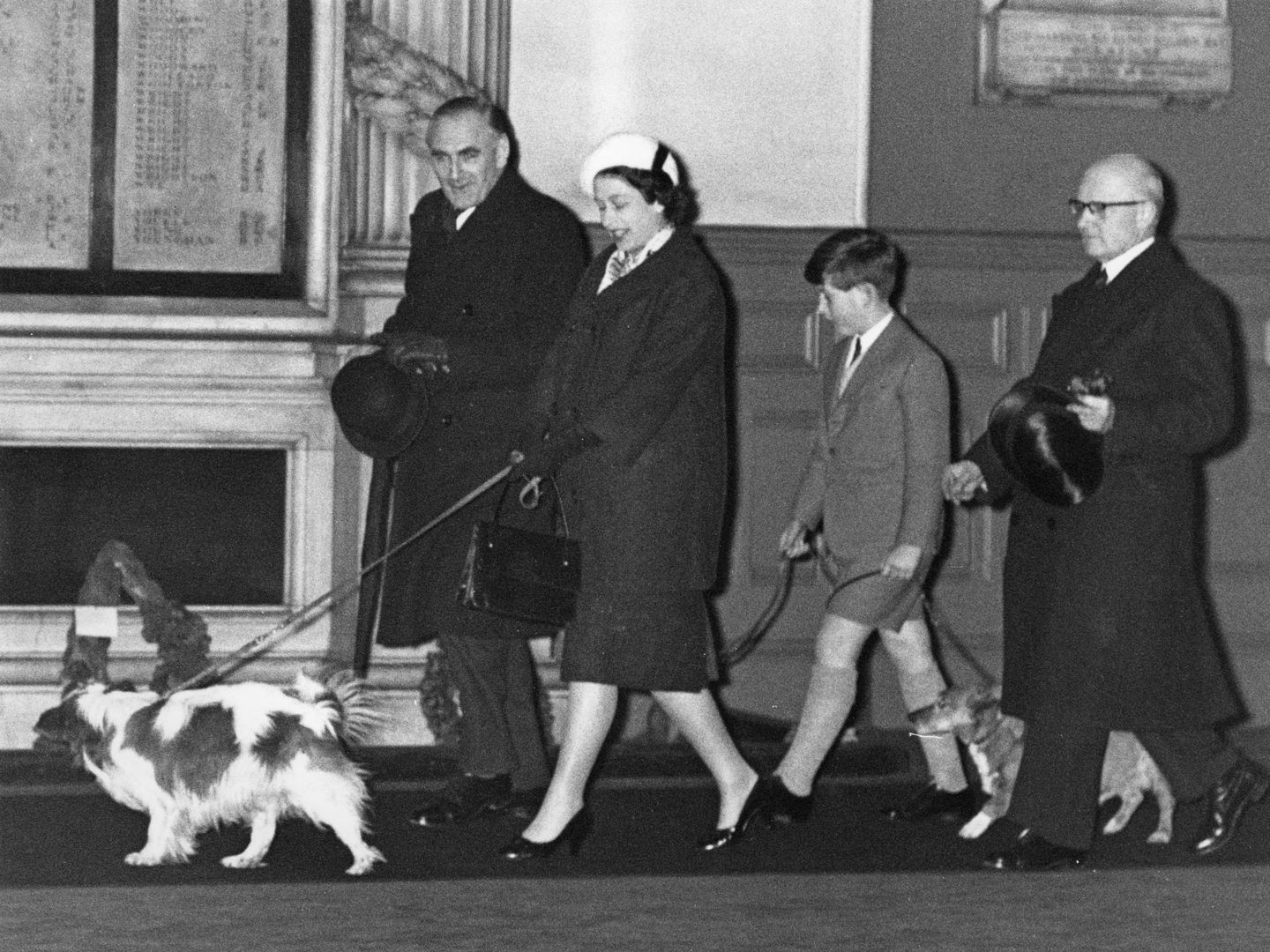 La reina Isabell II y el príncipe Carlos pasean con sus perros. (Getty)