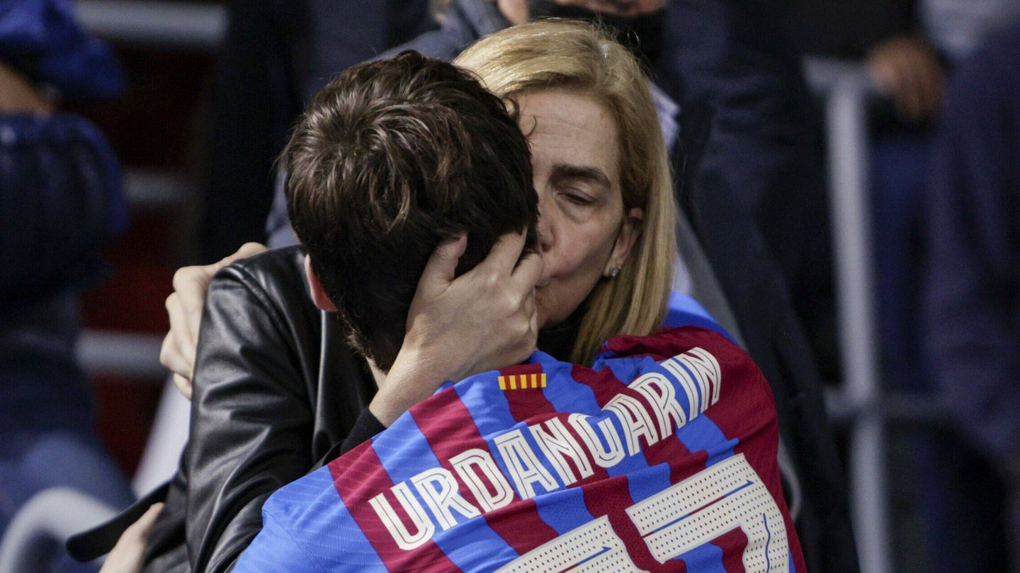 La infanta Cristina y Pablo Urdangarin se besan al finalizar un partido. (EFE)