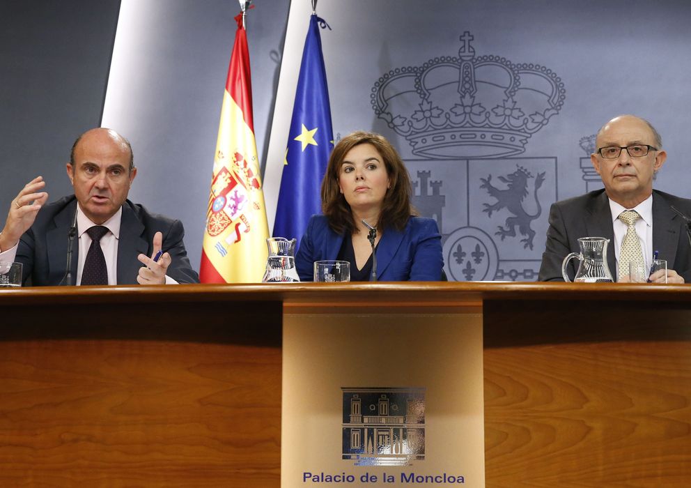 Foto: La vicepresidenta del Gobierno, Soraya Sáenz de Santamaría, el ministro de Economía, Luis de Guindos, y el ministro de Hacienda, Cristóbal Montoro.