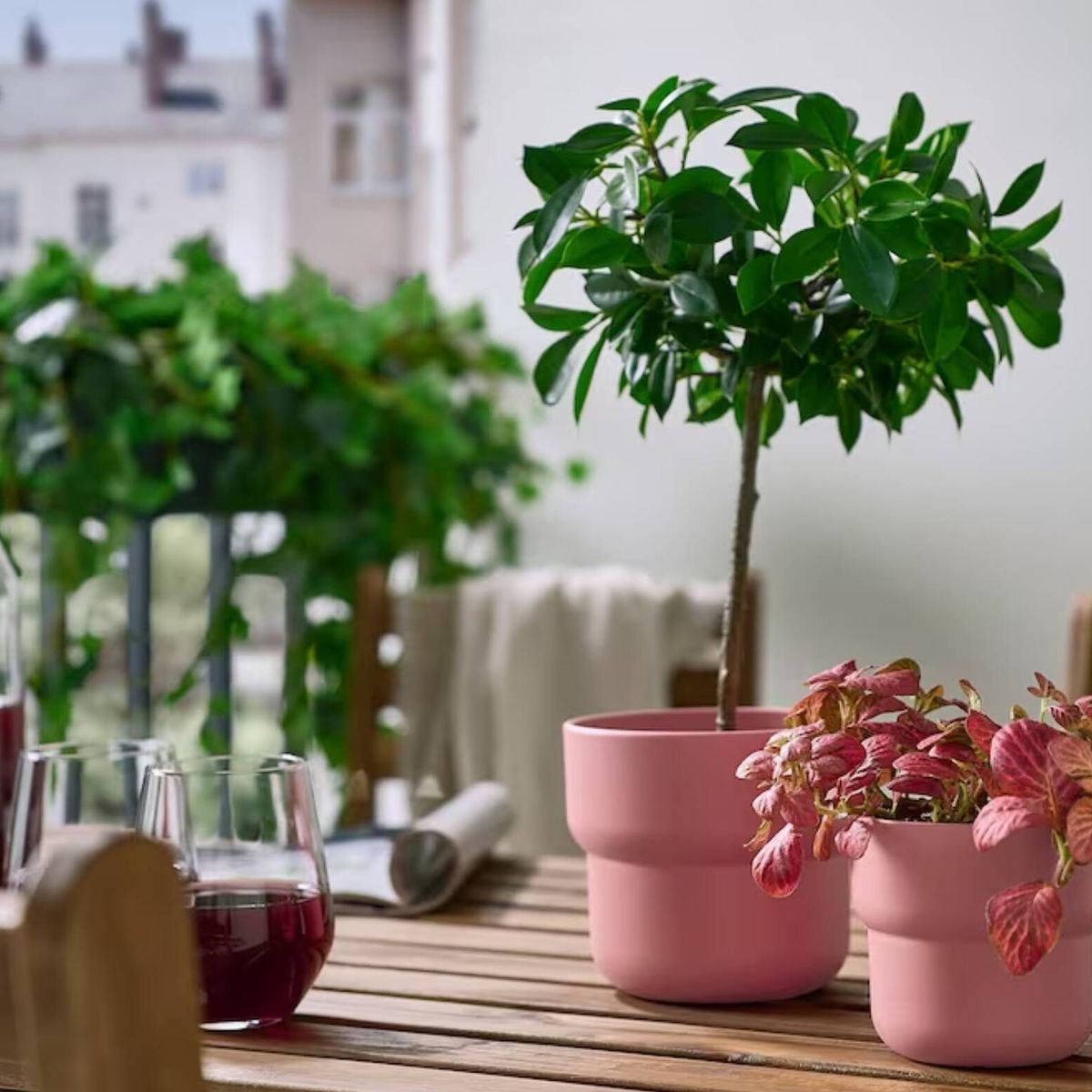 Siete estanterías para plantas con las que convertir tu casa en un