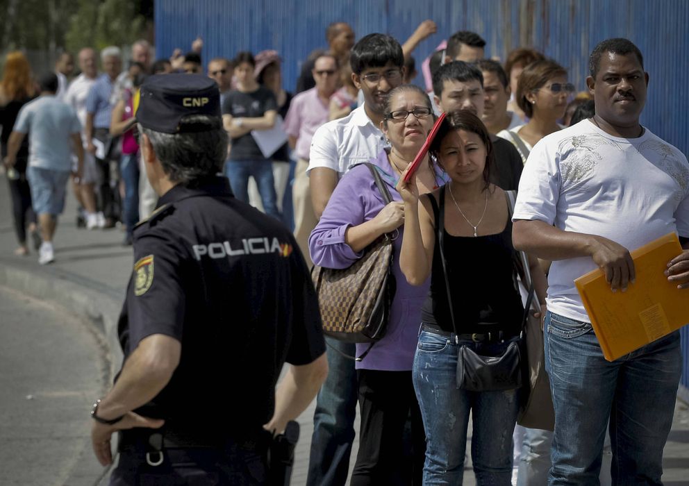 Foto: Inmigrantes hacen cola a la entrada de la Brigada Provincial de Extranjería y Fronteras del Centro de Internamiento de Extranjeros (CIE) de Aluche en Madrid (EF
