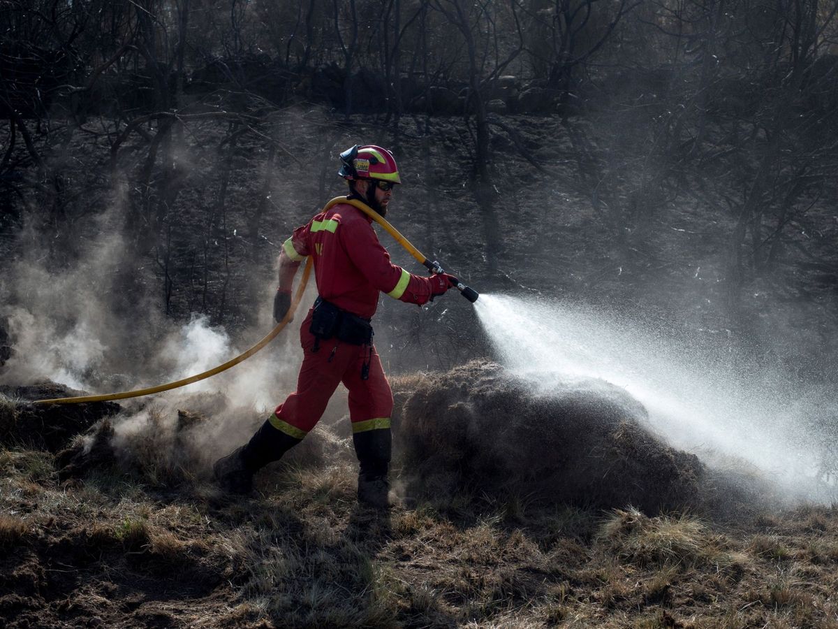 Foto: Un efectivo de la Unidad Militar de Emergencia refresca el perímetro de un incendio forestal en Cualedro (Ourense), en una imagen de archivo. (EFE)