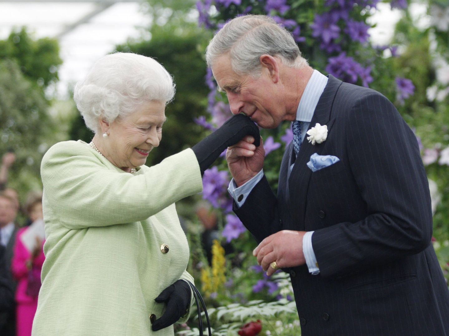Isabel II y el príncipe Carlos, en una imagen de archivo. (Getty)