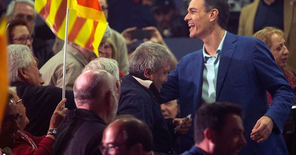 Foto: Pedro Sánchez saluda a varios simpatizantes a su llegada a un acto electoral del PSOE en Badalona. (EFE)