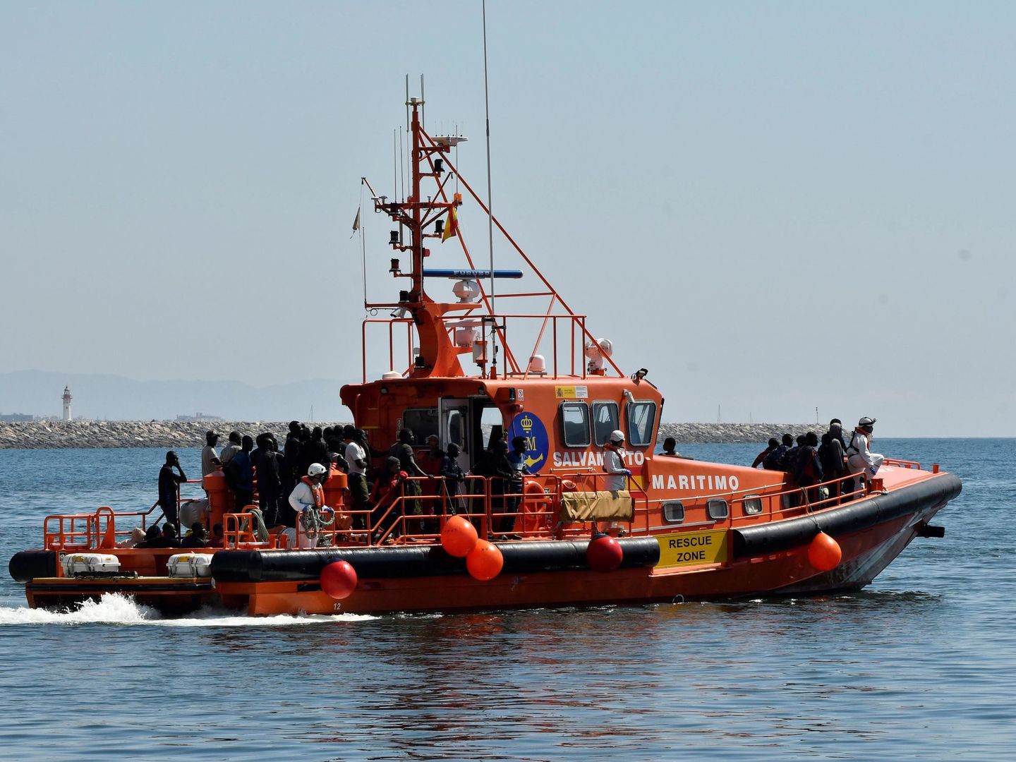 Rescate de migrantes en el Estrecho de Gibraltar. (EFE)