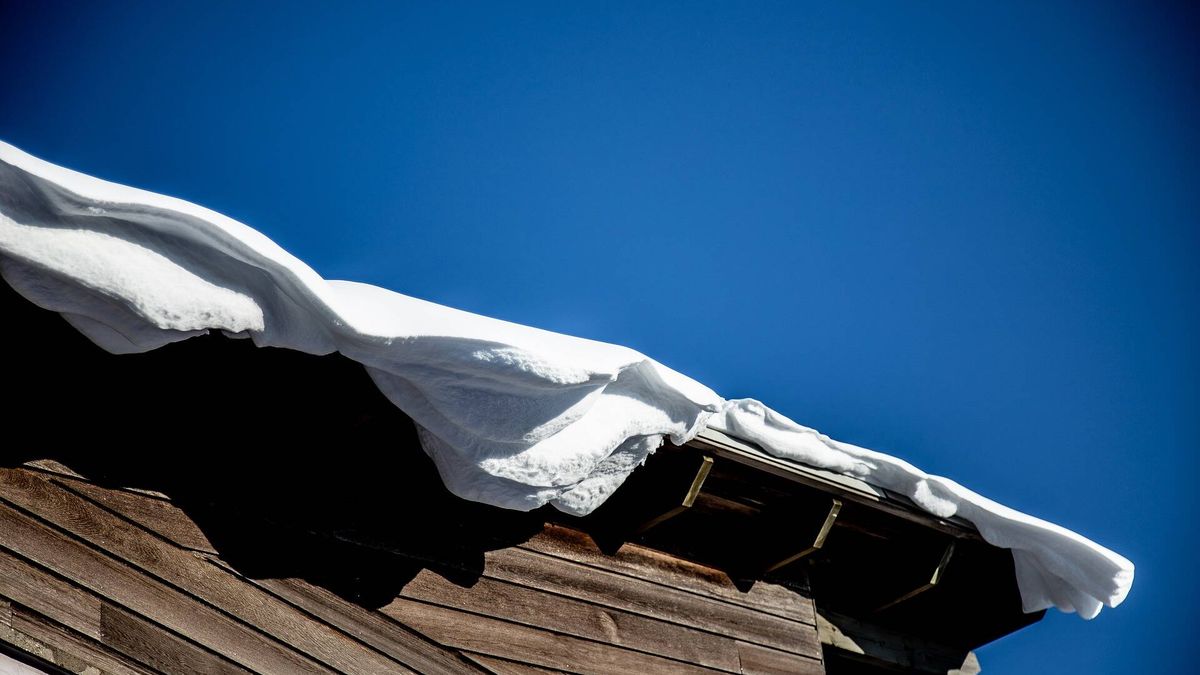 Un trabajador intenta quitar la nieve del tejado y termina provocando un auténtico desastre