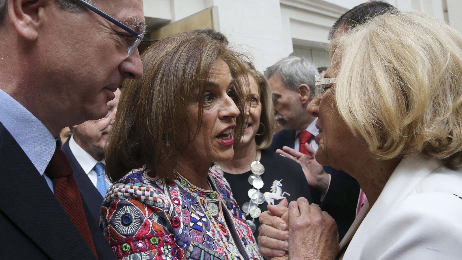 Foto: La exalcaldesa de Madrid, Ana Botella (i) junto a su sucesora, Manuela Carmena. (EFE)