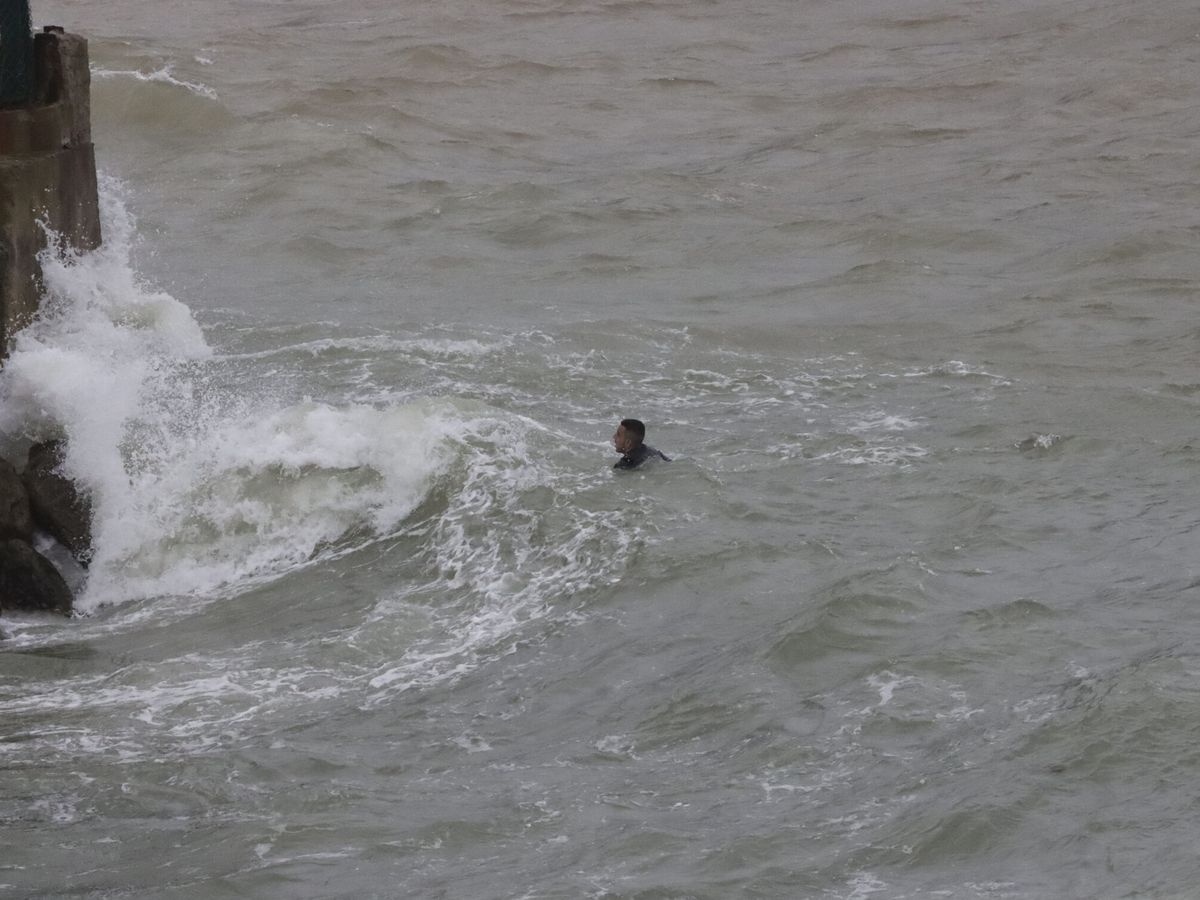 Foto: Un migrante llega a nado a la costa de Ceuta, en una imagen de archivo. (EFE/Reduan)