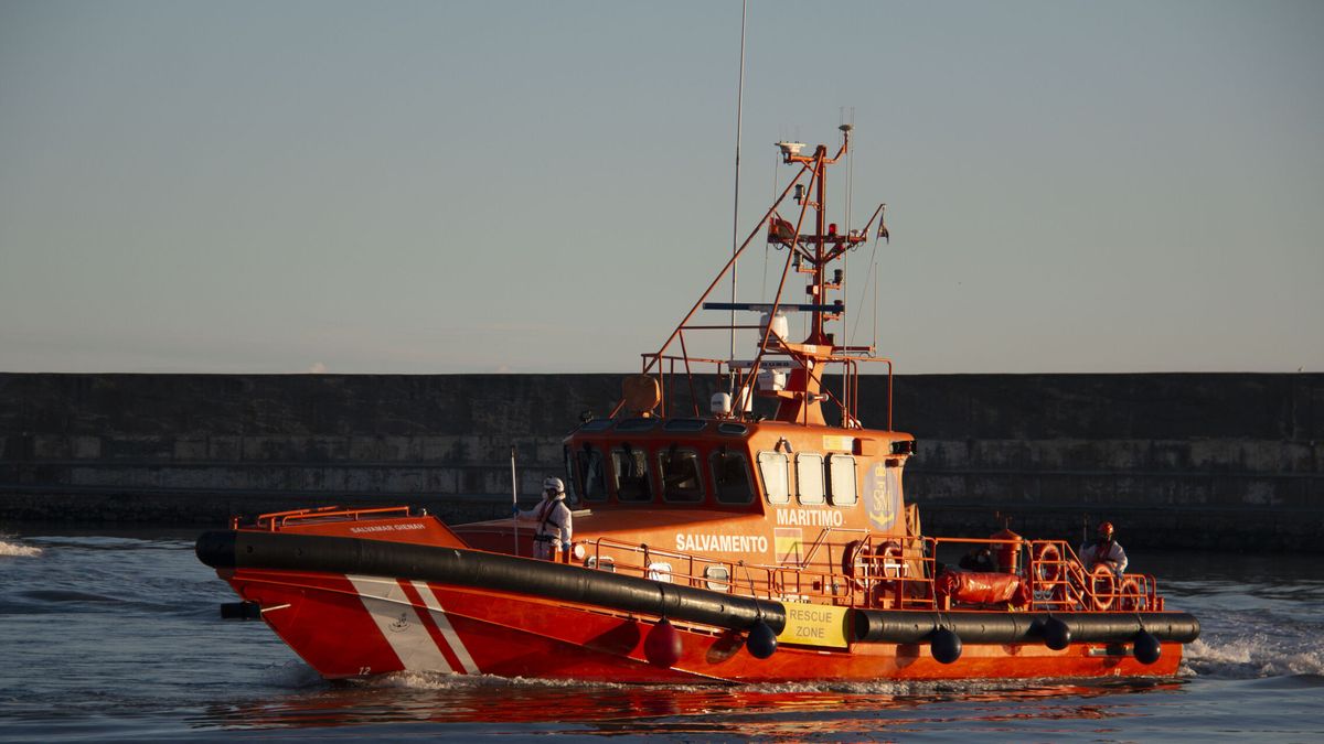 Buscan a dos personas en aguas de Cádiz tras saltar de dos embarcaciones con posible relación con el narcotráfico