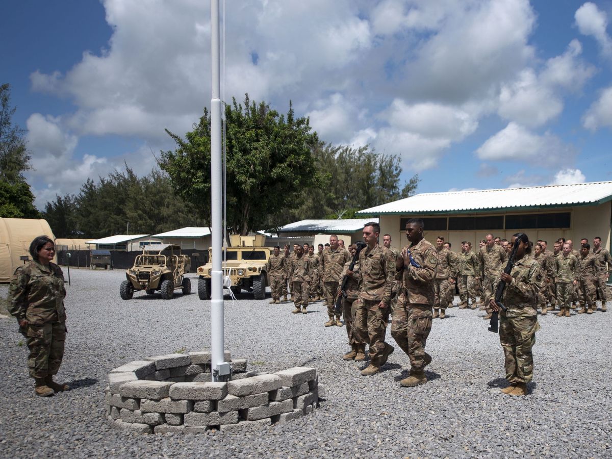 Foto: Aviadores de la Fuerza Aérea de los Estados Unidos del 475o Escuadrón de la Base Aérea Expedicionaria realizando una ceremonia de izado de banderas en el campamento Simba en Lamu, Kenia, el 26 de agosto de 2019. (EFE)