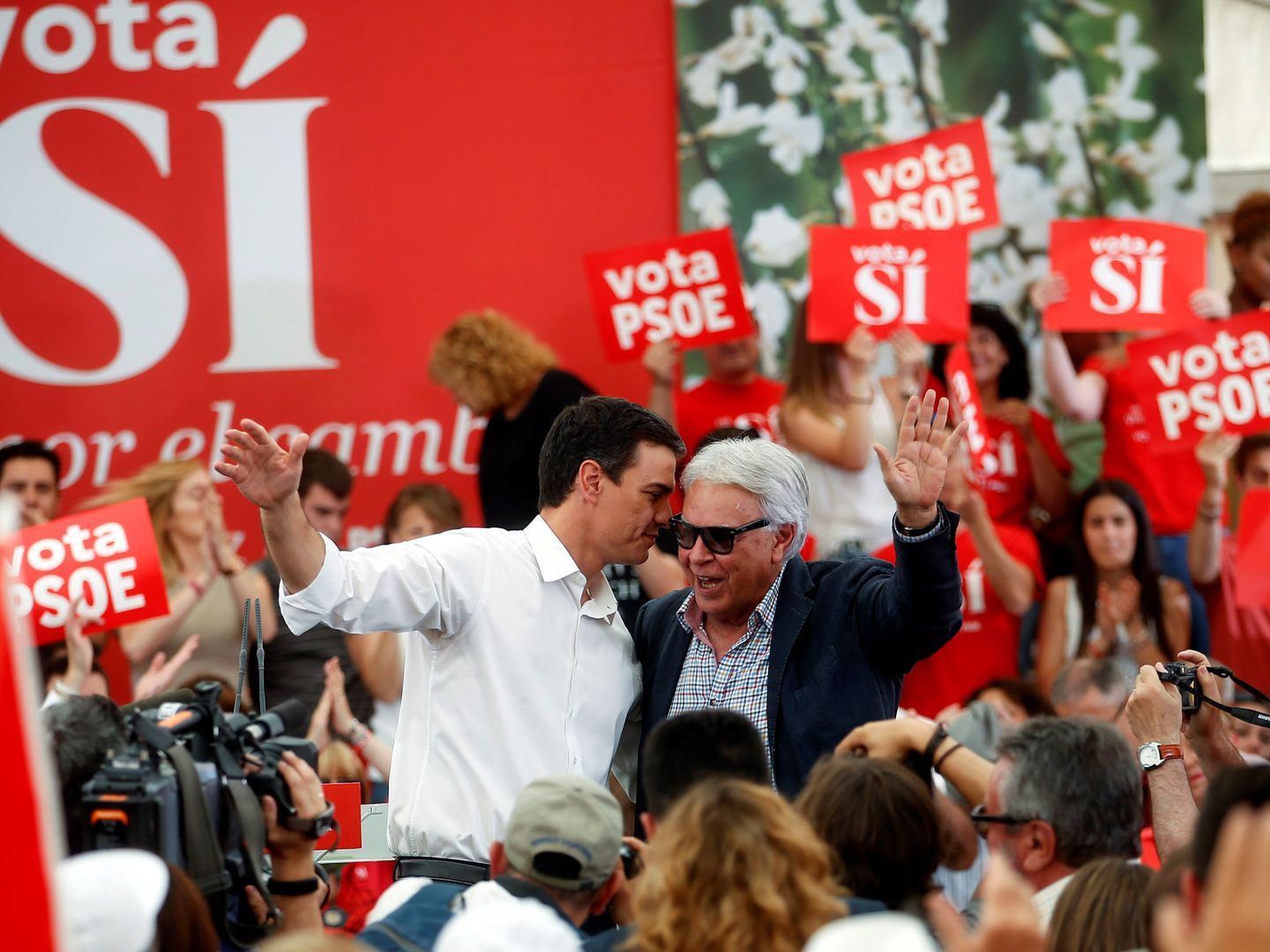 Pedro Sánchez y Felipe González, el 24 de junio de 2016 en el mitin de cierre de campaña de las últimas generales en Madrid. (Reuters)