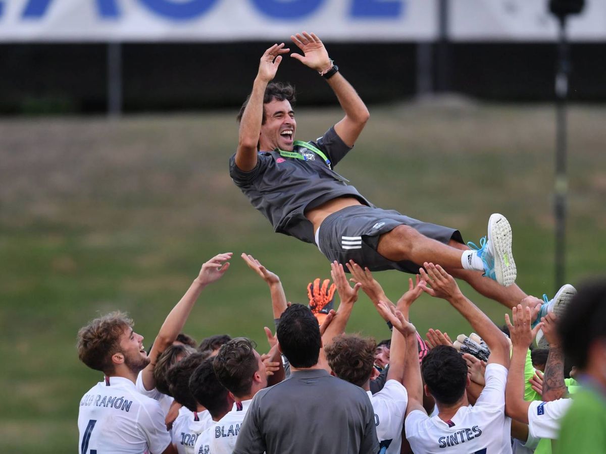 Foto: Raúl es manteado por los jugadores tras ganar la primera Youth League. (foto uefa youth league)