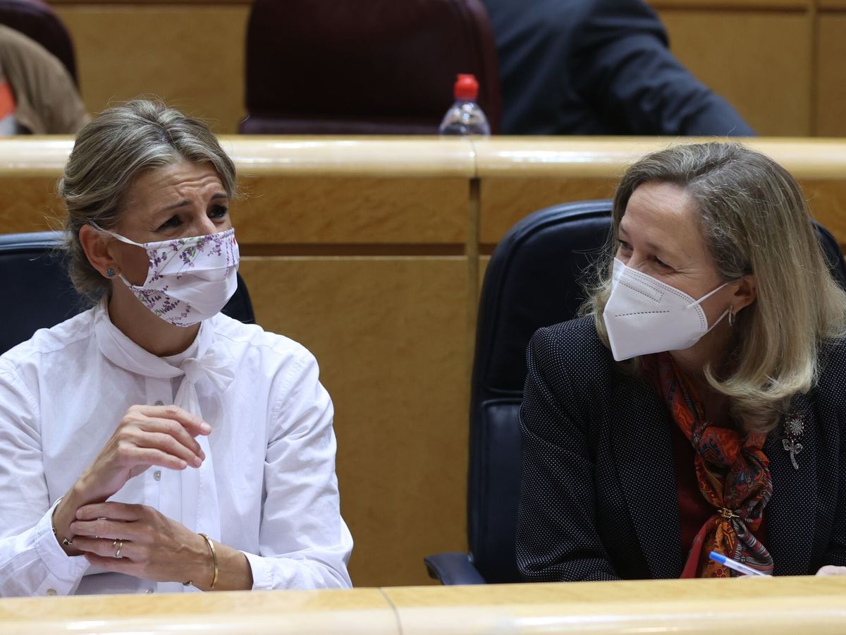 Foto: Yolanda Díaz y Nadia Calviño, en el Senado. (EFE)
