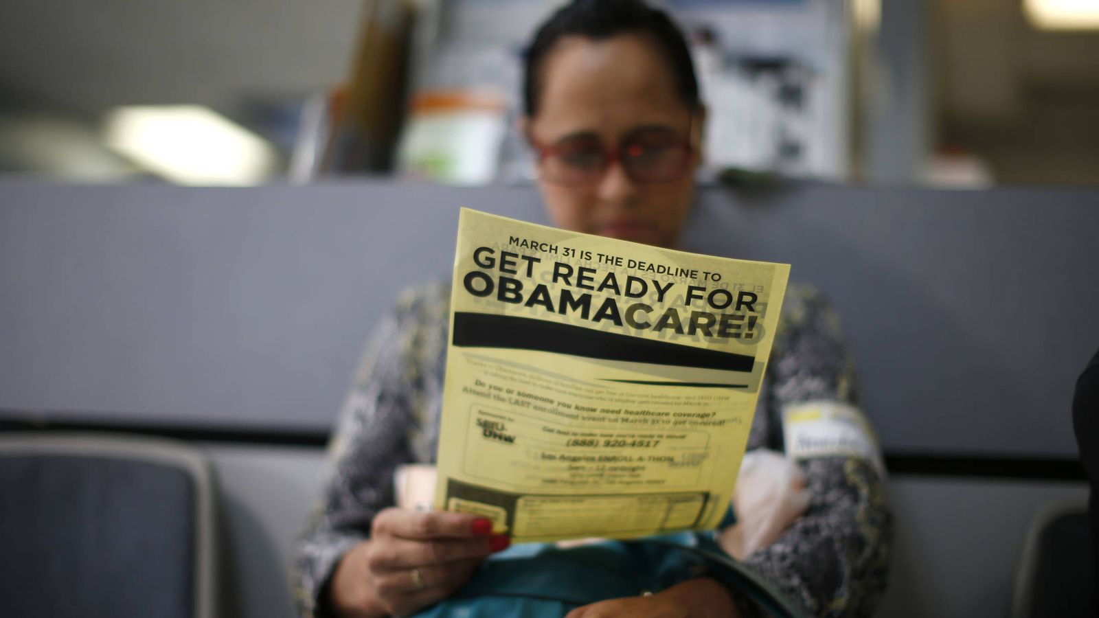 Foto: Arminda Murillo, de 54 años, lee un folleto sobre el Obamacare en una clínica de Cudahy, California (Reuters).