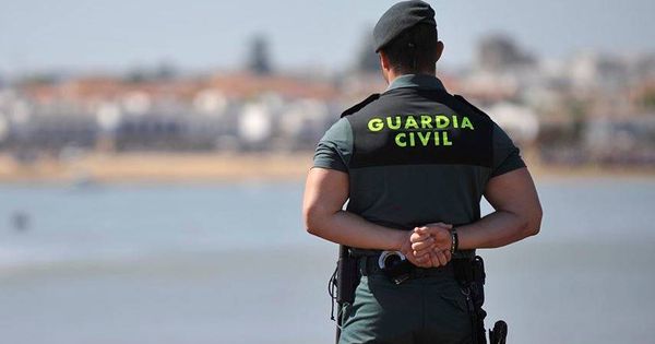 Foto: Encuentran el cuerpo de un submarinista en la playa del Pirata, en Cádiz. (Guardia Civil)