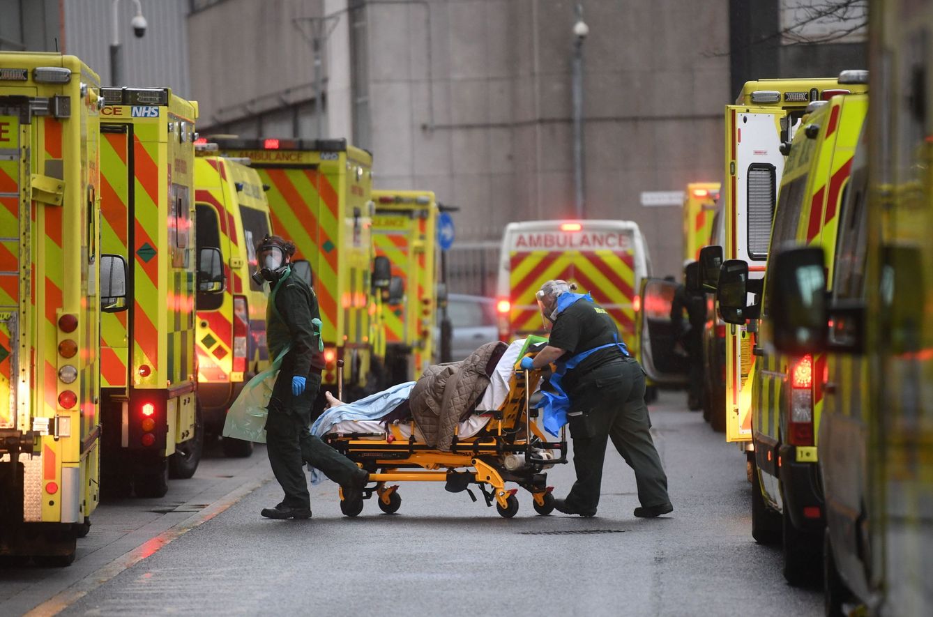 Ambulancias, esperando a las puertas de un hospital en Londres. (Reuters)