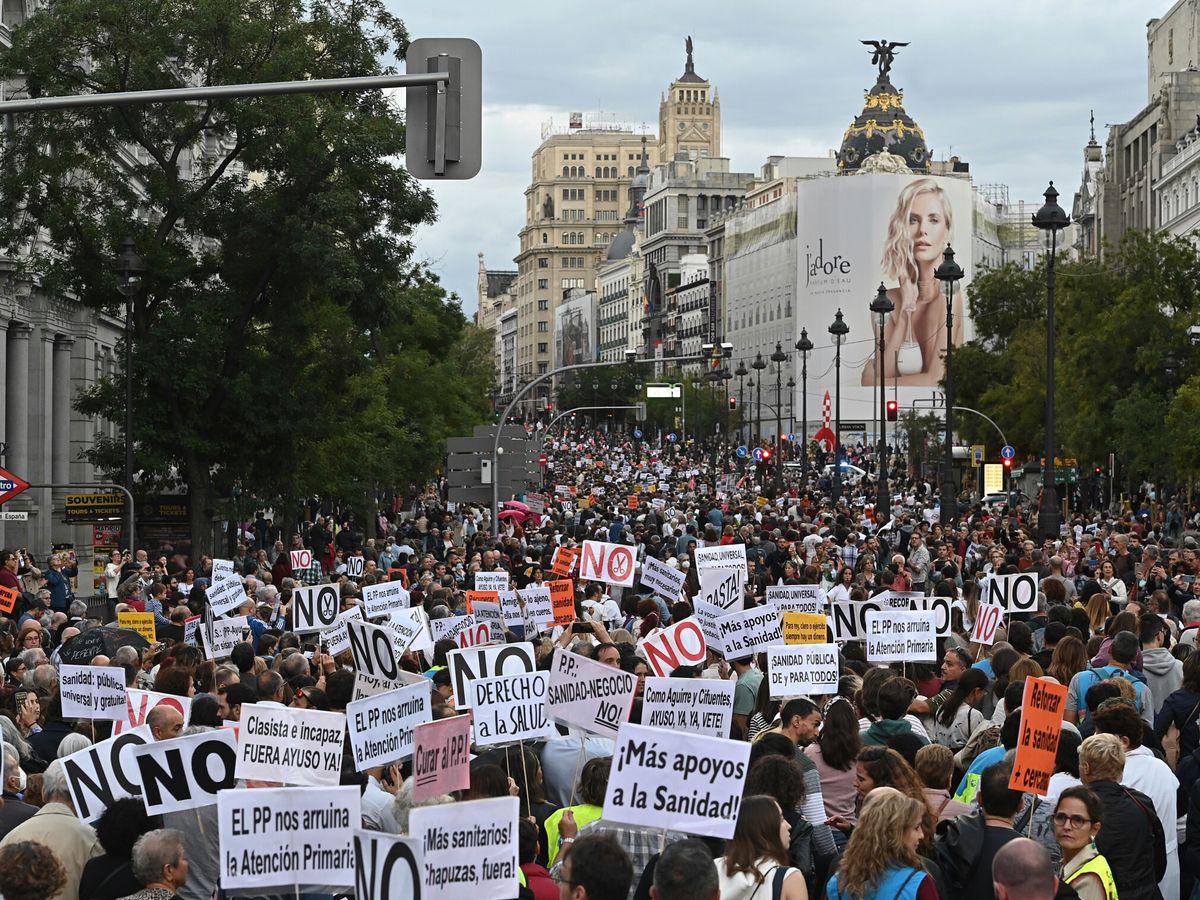 Foto: Manifestación el pasado sábado en defensa de la sanidad pública madrileña. (EFE/Fernando Villar)