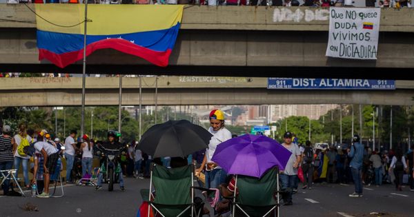 Foto: Opositores venezolanos comienzan un "plantón" en Caracas, siguiendo una convocatoria nacional, el 24 de abril de 2017. (EFE)