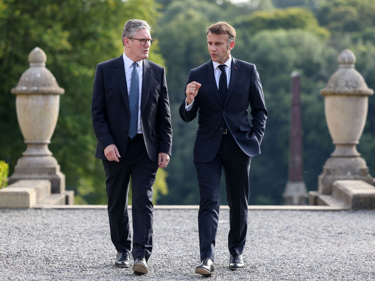 Foto: Imagen del primer ministro británico, Keir Starmer, con el presidente francés, Emmanuel Macron en la Cumbre de la Comunidad Política Europea. (Hollie Adams/PA Wire)