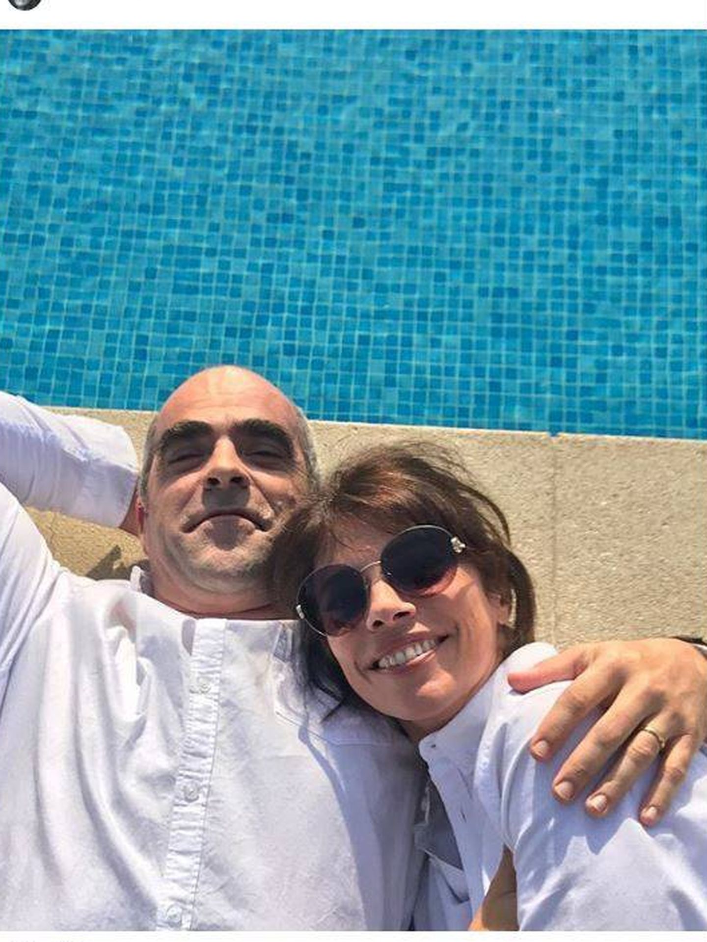 Luis y Maribel, junto a la piscina. (Instagram)