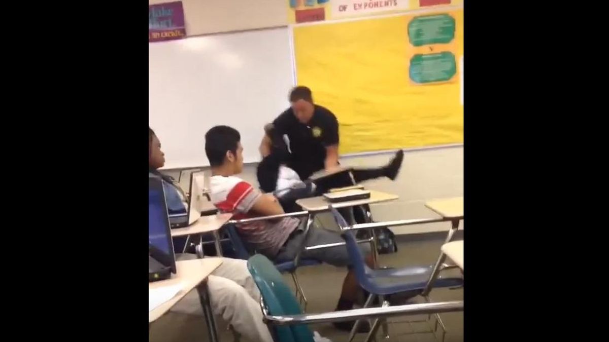Un policía de EEUU desata la polémica tras tirar al suelo a una joven que le desobedeció