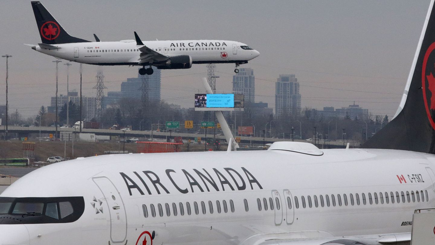 Un Boeing 737 MAX 8 de Air Canada se aproxima al aeropuerto internacional Pearson de Toronto. (Reuters)