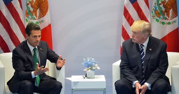 Foto: El presidente mexicano Enrique Peña Nieto conversa con Donald Trump en la cumbre del G20 en Hamburgo, el 7 de julio de 2017. (EFE)