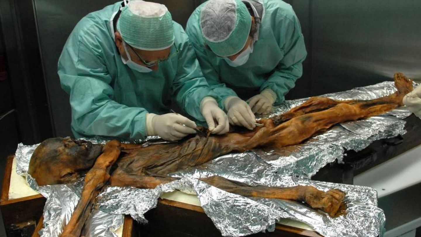 Científicos trabajando sobre el cuerpo de Ötzi. (EFE)