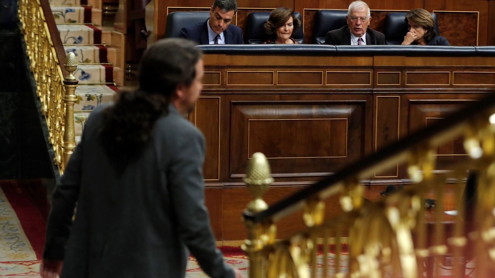 Foto: Pablo Iglesias, pasa ante los miembros del Gobierno Pedro Sánchez. (EFE)