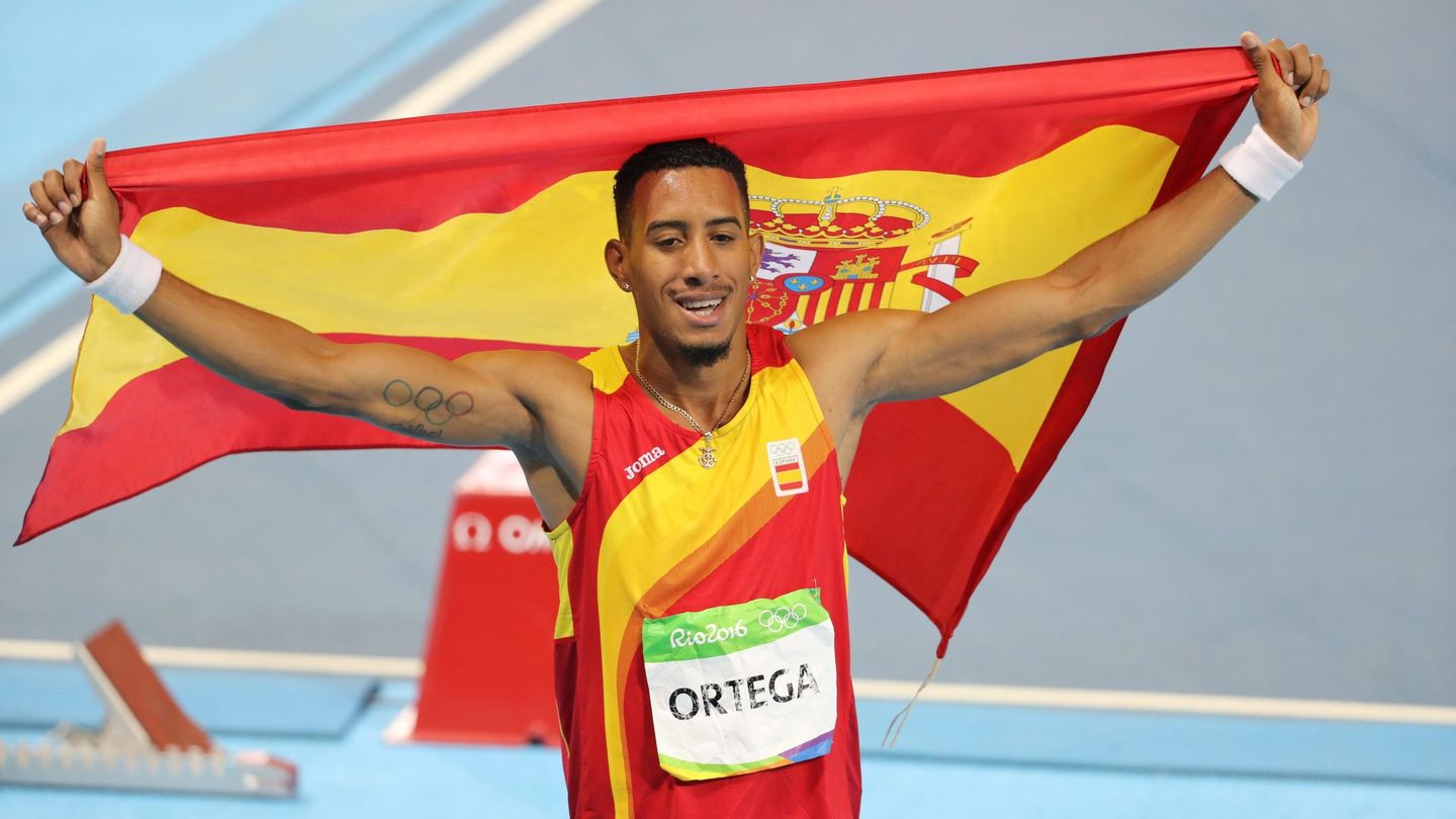 Ortega celebra su plata con la bandera española (Antonio Lacerda/EFE)